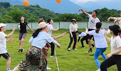 Uniting the Team, Reaching New Heights at Lianhuashan Park
